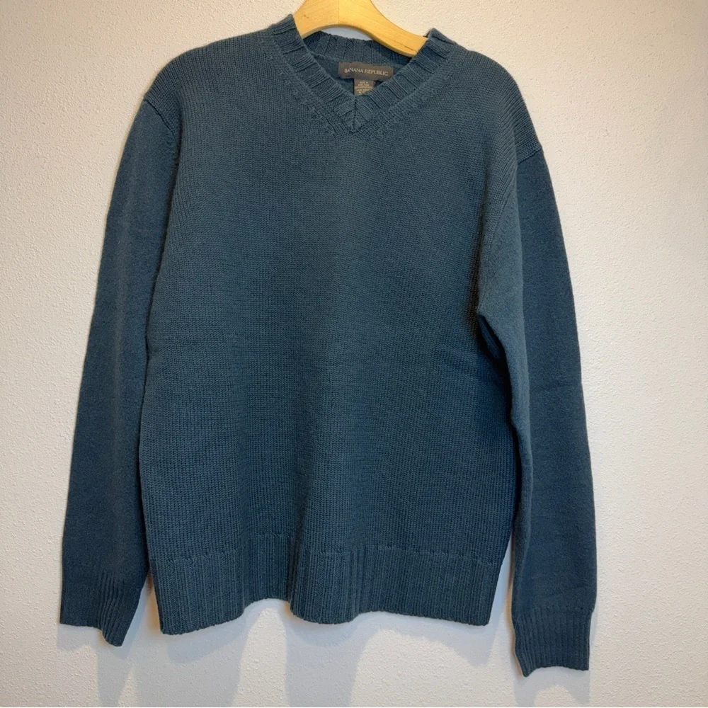 Banana Republic Men’s V Neck 100%  Merino Wool Sweater